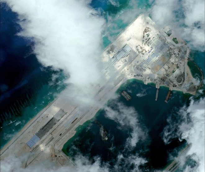 Hình ảnh mới nhất về đường bay đang được xây dựng trên đảo nhân tạo ở bãi Chữ Thập. Ảnh ngày 11 tháng 4 năm 2015. Nguồn: CSIS Asia Maritime Transparency Initiative/DigitalGlobe